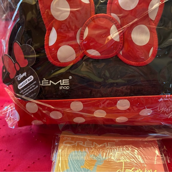 The Creme Shop Disney Bundle 

Minnie Mouse Dome Travel Pouch with accessories - Picture 2 of 9